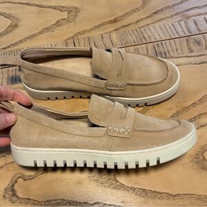 EUC! Vionic Uptown Penny Loafer Size 8 Sand Suede